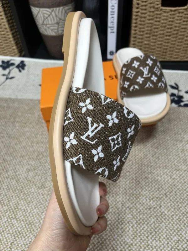 P320💰[New model] Long-term availability, 2025 new model, couple model [LOUlS VUlTTON] comes with drawer box, bag, card, invoice "Louis Vuitton ~ unique modern sandals. 》LV counter purchasing 🏃Men's and women's casual slippers, sold at the same time at the counter, the original old flower material upper is soft and comfortable, (refuses to discolor and rub the feet) sole: original factory special combination original sole, code number: 35--46 4 multiple colors 🉑️ to choose from